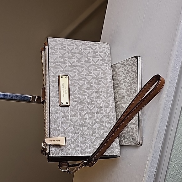 Michael Kors Handbags - Michael Kors Double Zip Vanilla Monagram Print Saffiano Leather Phone Wallet EUC